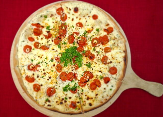 Flammkuchen mit Schafskäse und Tomaten