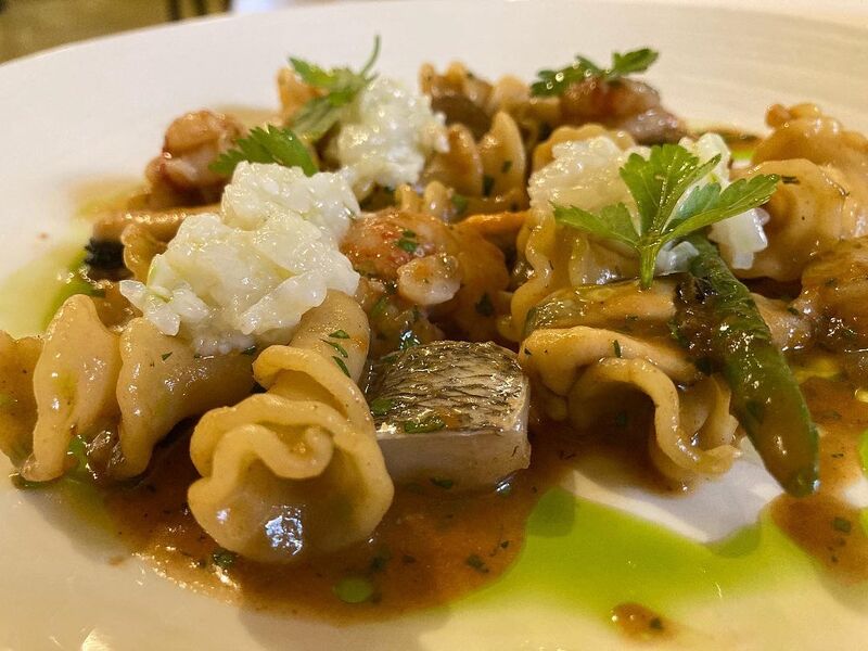 Riccioli con crudo e cotto di pesce e asparagi