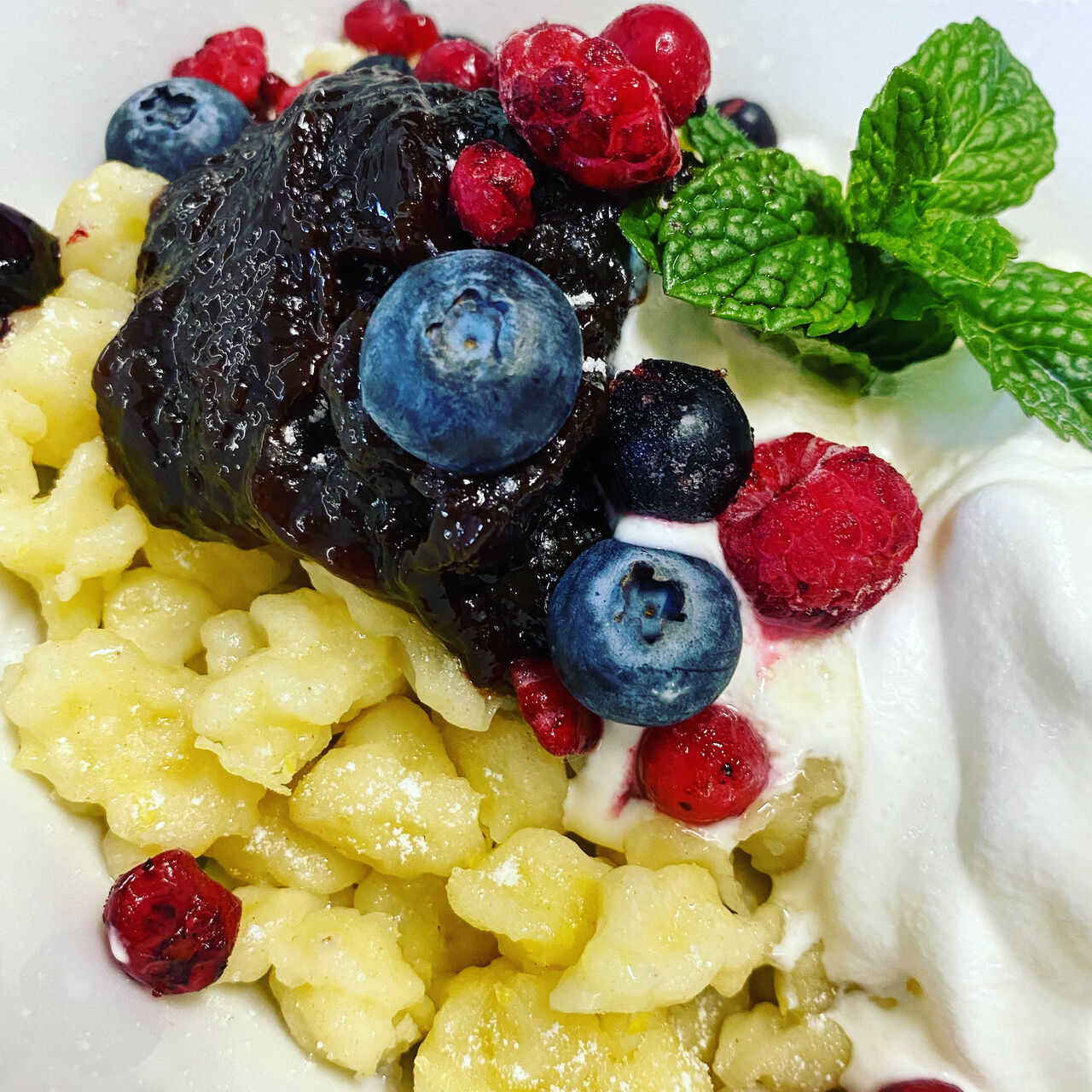 Nočky se zakysanou smetanou, povidly, šlehačkou a čerstvým ovocem