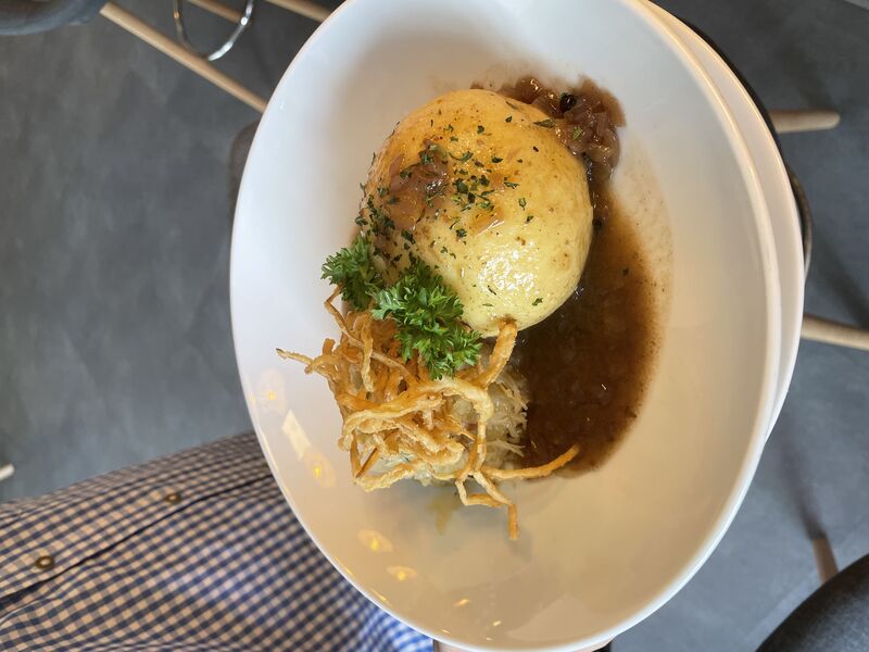Fleischknödel mit Rotwein-Zwiebelsauce