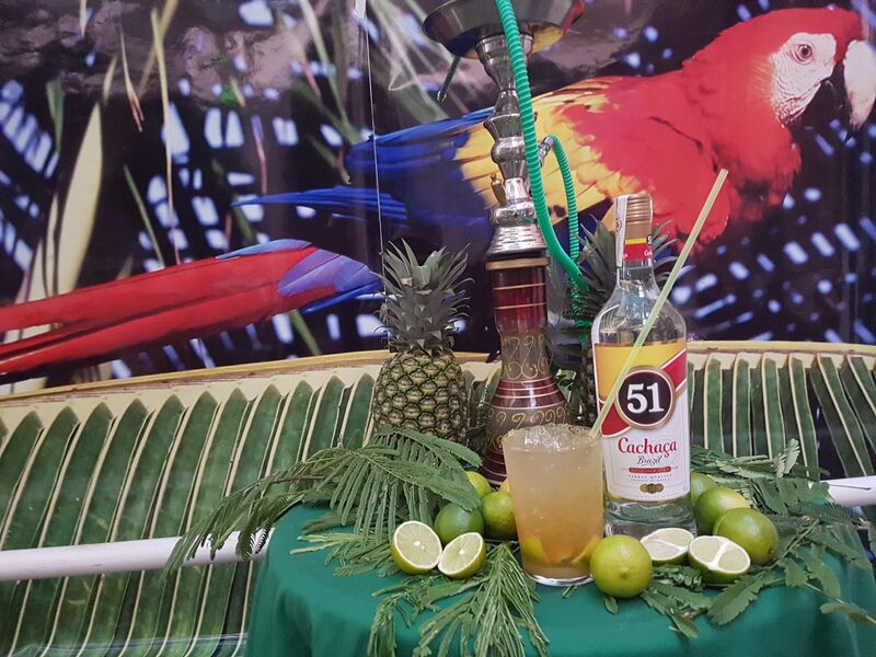 CAIPIRINHA: para 1 persona.
Lima y cachaca.