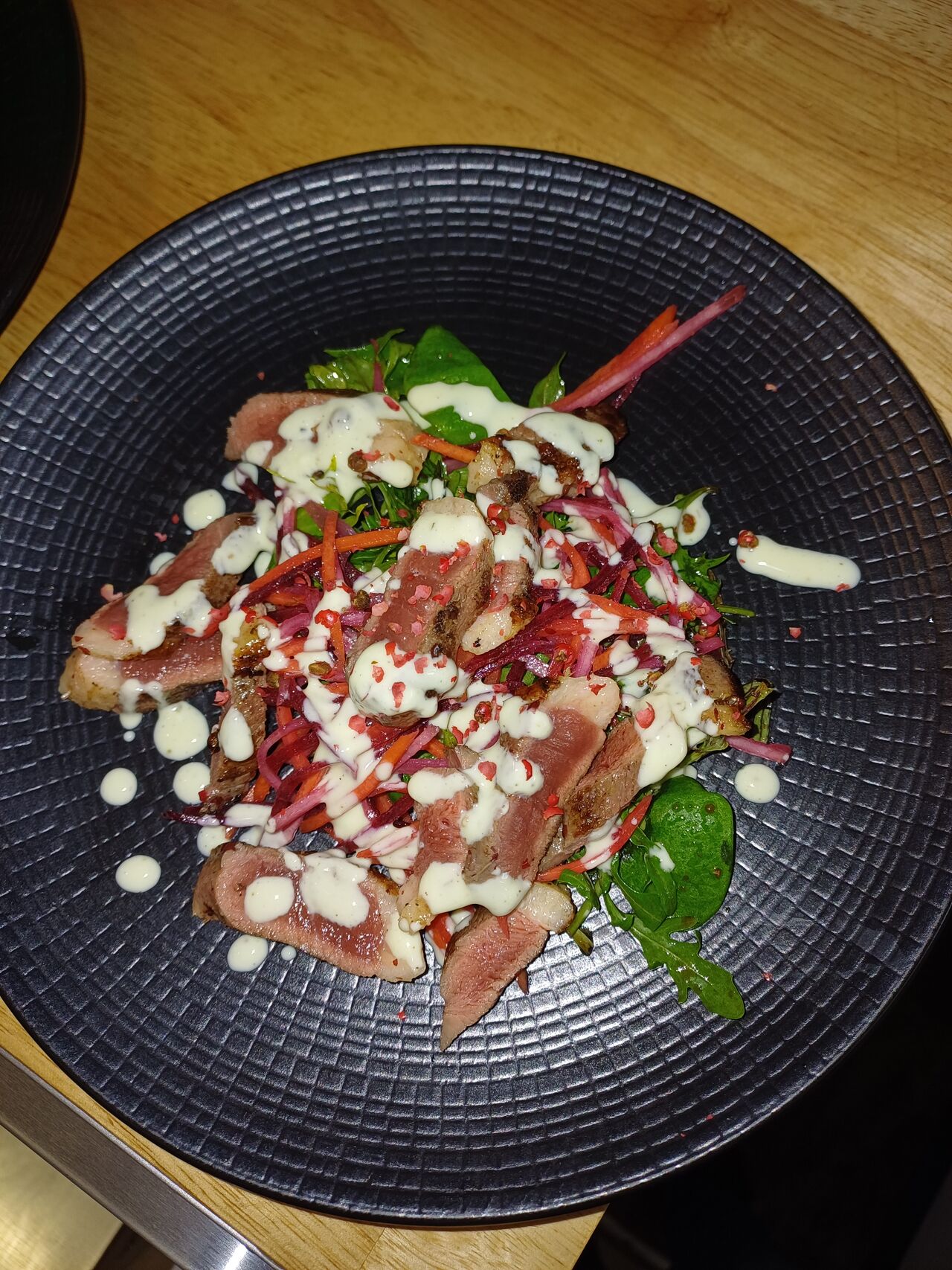 Crudités, fromage blanc épicé et filet de canette aux baies roses