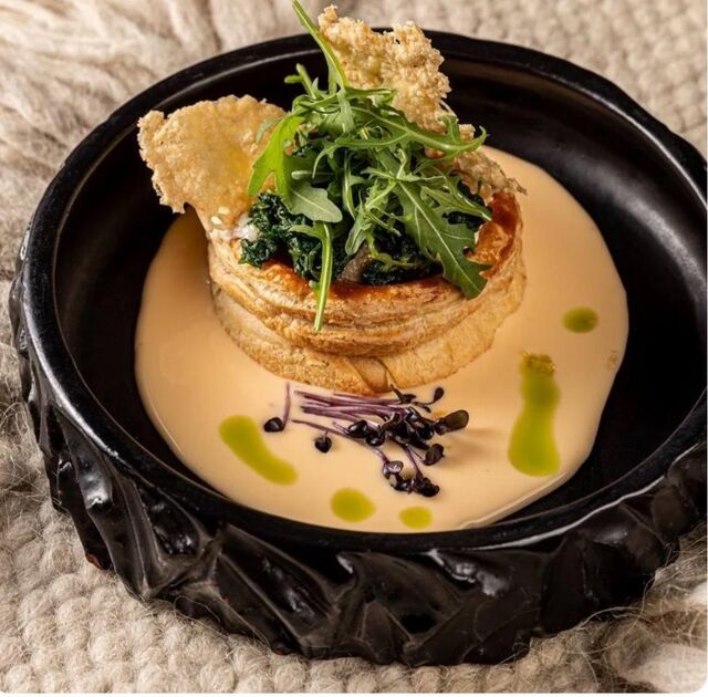 Blätterteigpasteten mit Waldpilzen, Käse und Käsesauce