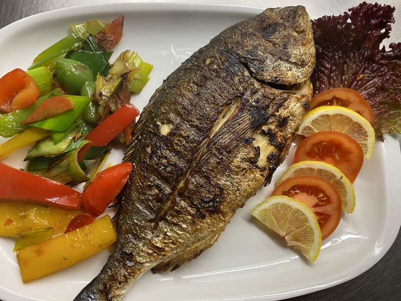 Dorade mit gegrillte Gemüse