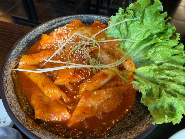 Tteok-bokki (떡볶이), quenelles de riz sautées à la sauce piquante, aux légumes et aux pâtés de poisson.
Attention ça pique !