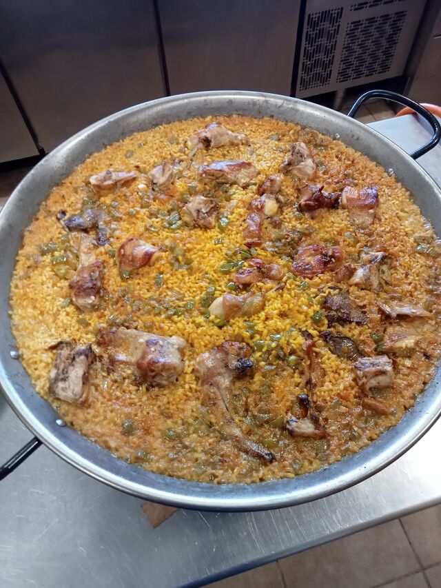 Paella de Pollo y conejo para empezar la semana con nuestro menú diario!!
