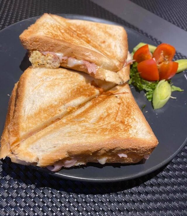 Svaki dan nudimo dorucke po cjeni od samo 15 kn, te ukoliko zelite i kavu uz dorucak, nadoplata samo 5kn?