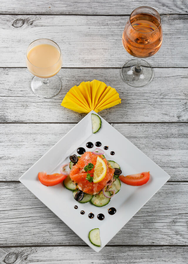 entrée souvent varies ; saumon concombre maïs lentille tomate olive noir.