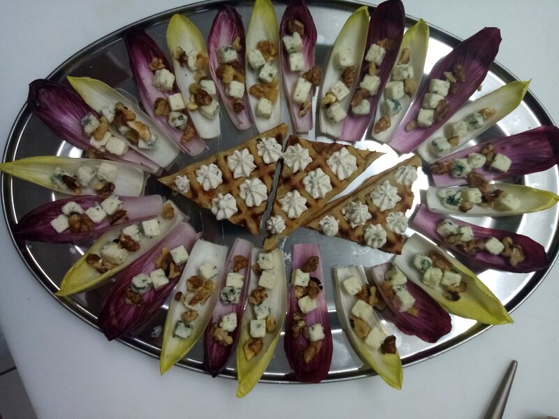 mini endive et chicorée au bleu et noix concassées assaisonnement à l'huile de noix