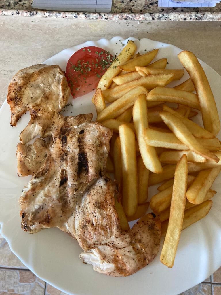 Piept de pui la grătar cu cartofi prăjiți 