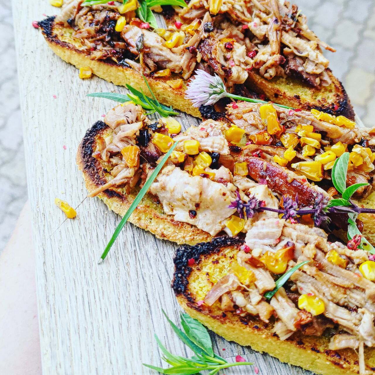 Effiloché de porc façon tapas sur un pain au maïs