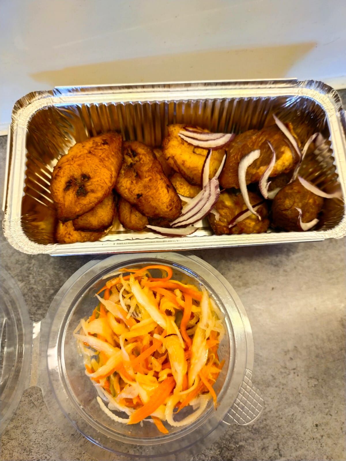 Banane peze jaune + griyo + Pikliz. 