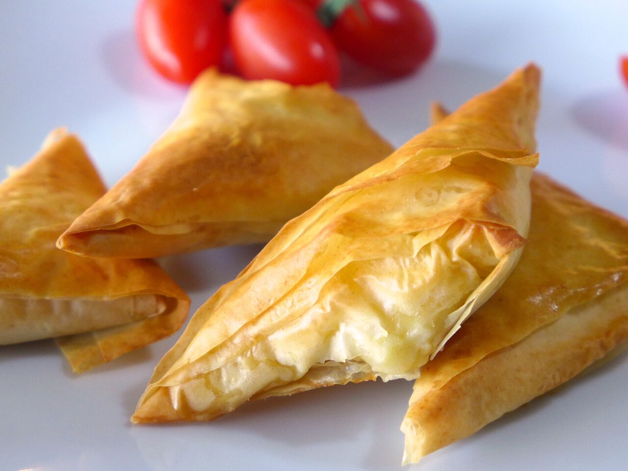 SPANAKOTYROPITAKIA
pierożki w cieście filo nadziewane oryginalną fetą i świeżym szpinakiem 