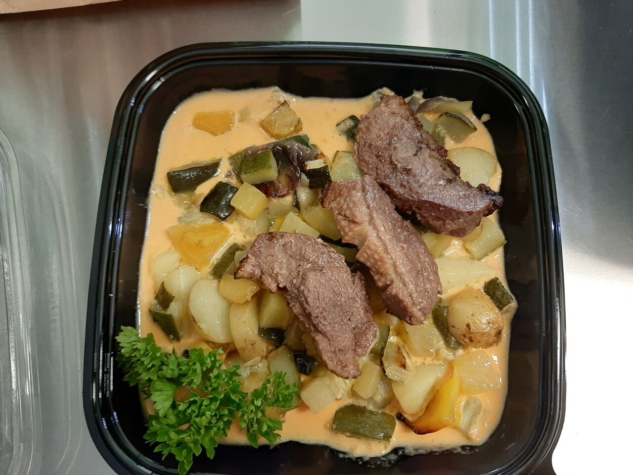 Magret de canard sauce poivron rouge et légumes 