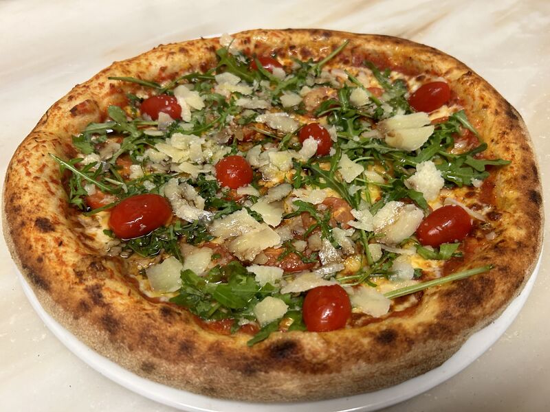 Sauce tomate,mozzarella,tomates cerises,parmesan,roquette,huile d’olive,vinaigre balsamique,origan 13,90€