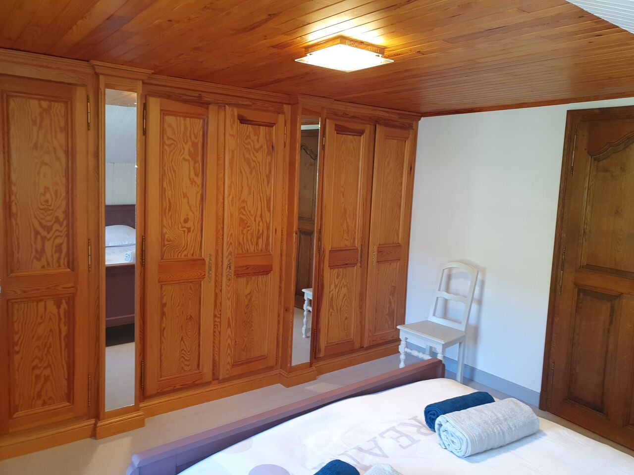 chambre lit 140*190 Gites des Ayes