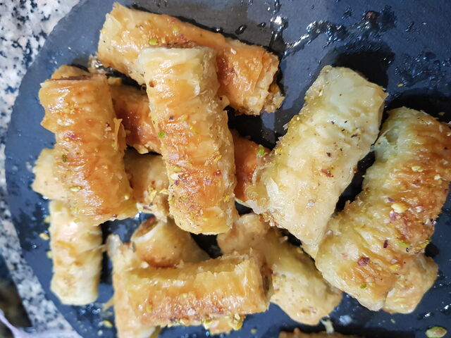 BAKLAWA
AMANDES,PISTACHE,MIEL,FILO,BEURRE
1,50 EUROS/PIECE
40 EUROS LE KILO SUR COMMANDE