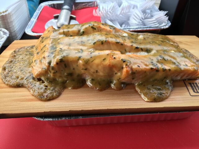 Lachs mit Dijonaise von der Zedernplanke