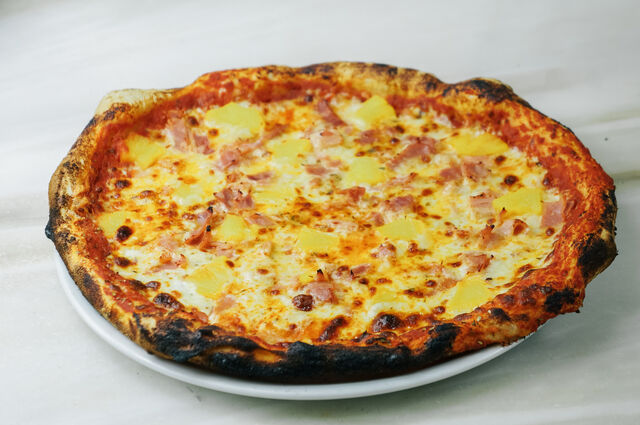 Sauce tomate, jambon blanc, ananas, mozzarella, origan 13,90€