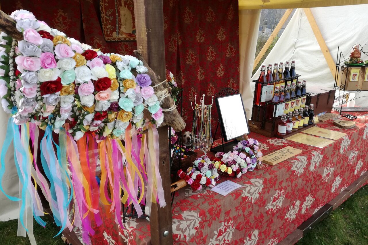 Création de couronnes et diadèmes de fleurs en papiers