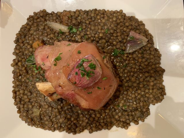 Jarret de porc avec des lentilles 