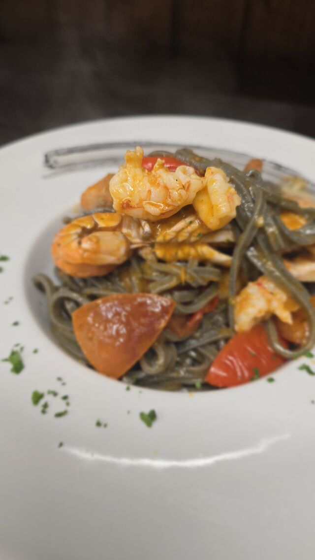Trofie al nero di seppia con burrata e scampi