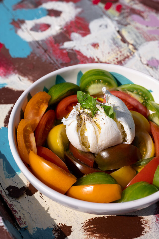 Burata et tomates de couleurs. Fromage frais et crémeux accompagné de tomates FRESHment acidulés