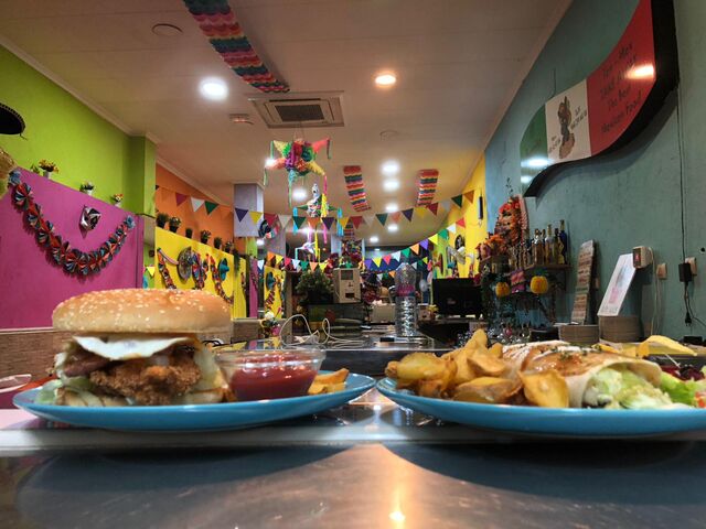 Exquisita hamburguesa mexicana y magnífico Burrito Kahlo ¡¡¡No esperemos más cuate!!!