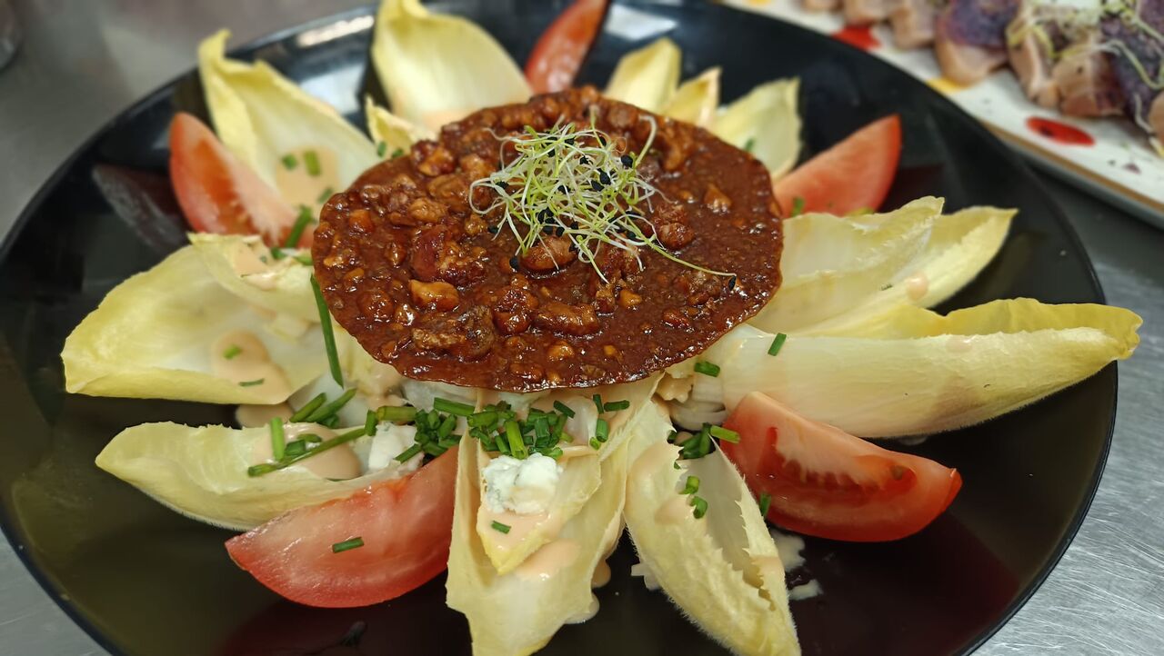 Salade d'Endive au Roqueford et Craquant de Noix