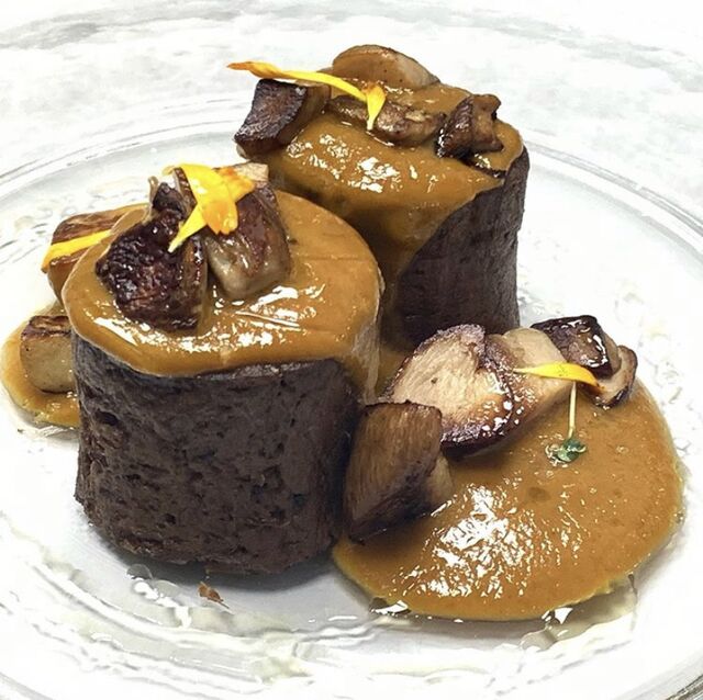 Rulo de carrilleras de ternera rellenos de boletus y foie 