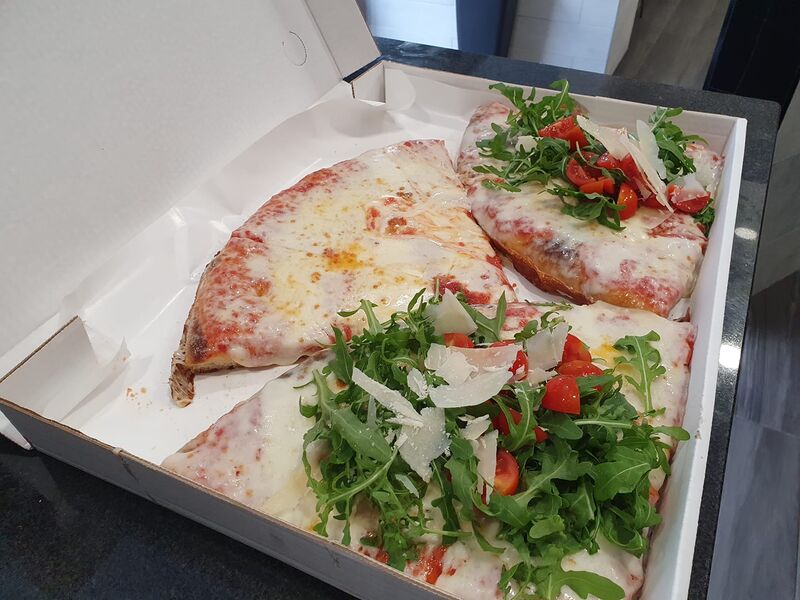 Primavera (mozzarella, rucola, pomodorini e scaglie di grana)