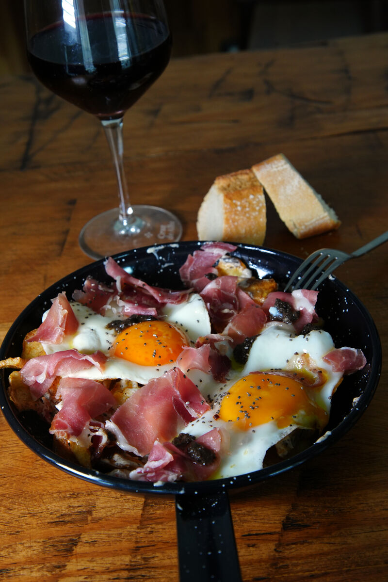 Huevos rotos trufados con jamón