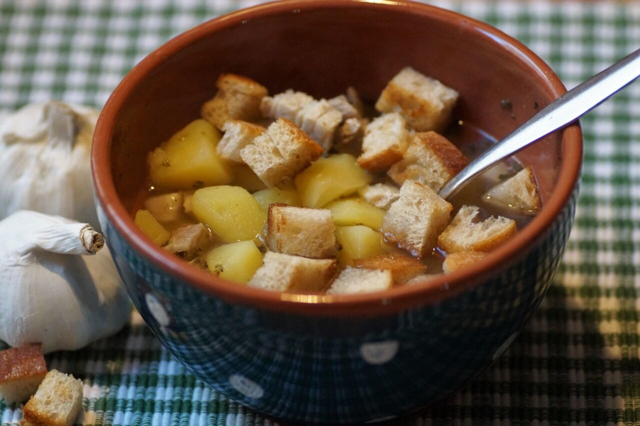 Česnečka se slaninou, krutony, sýr