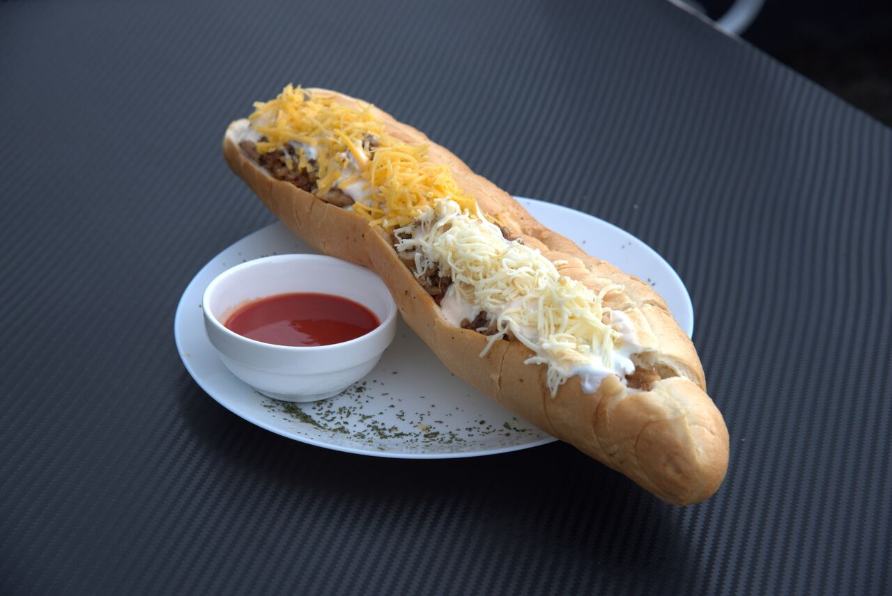 Óriás gyros bagett nagy adag pácolt hússal, füstölt és cheddar sajttal.