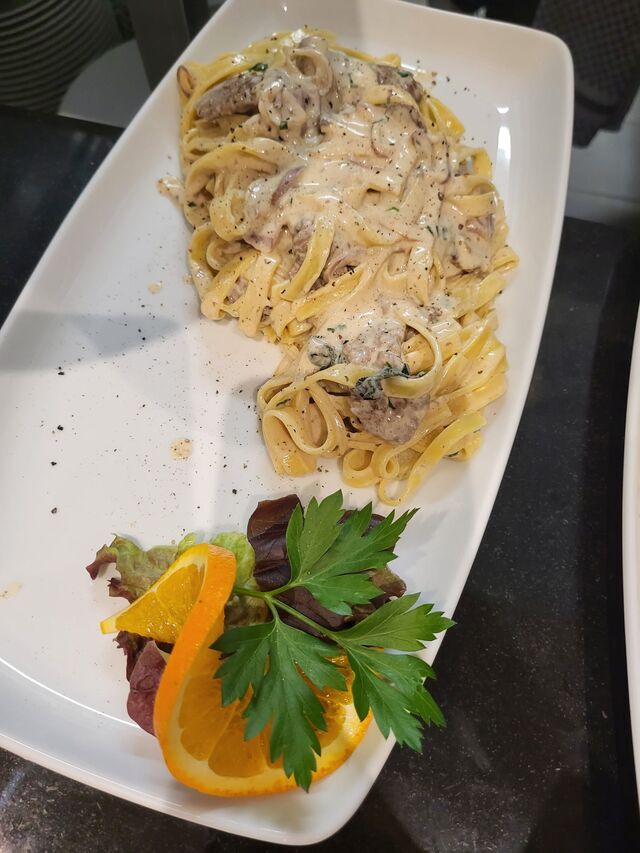 Frische Tagliatelle mit Rinderfiletstreifen