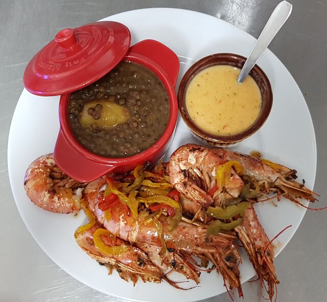 Gambas, lentilles maison et sa sauce du chef