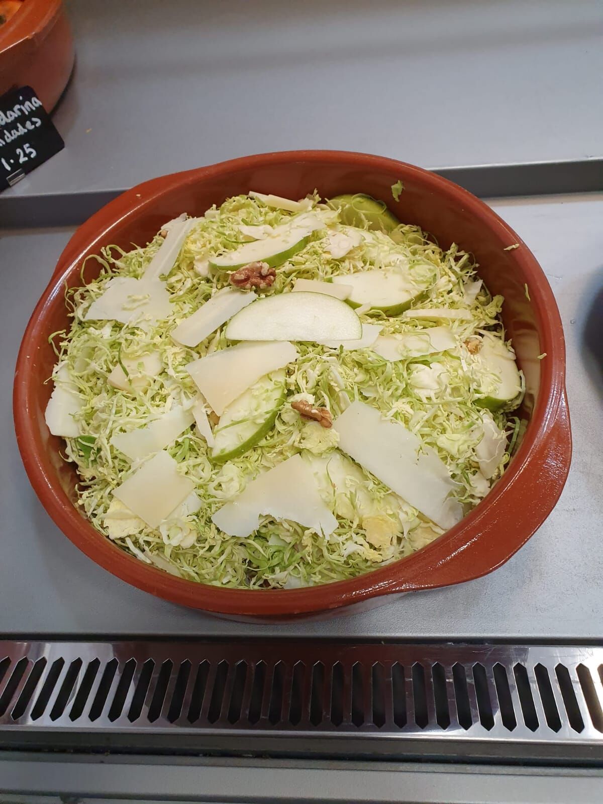 Ensalada de coles de bruselas con manzana verde y queso parmesano