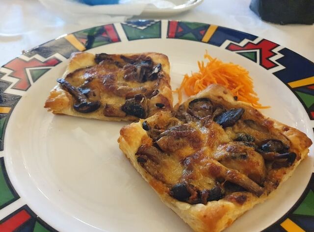 Hojaldre de setas variadas, con queso gratinado al horno