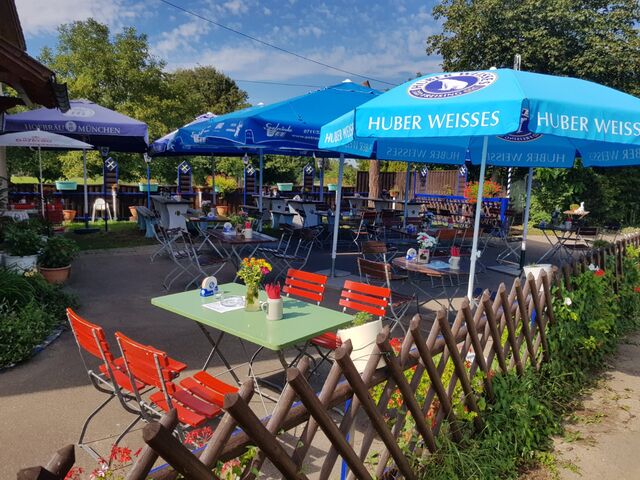 Im Biergarten kann man das leckere Essen und das Wetter genießen