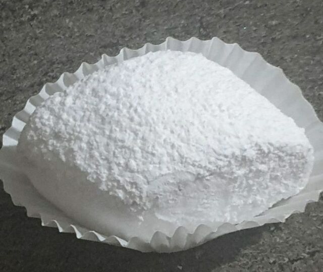 Makrout louz , un gâteau algerois amande citron oeufs frais, glacé avec une légère couche de sucre .
