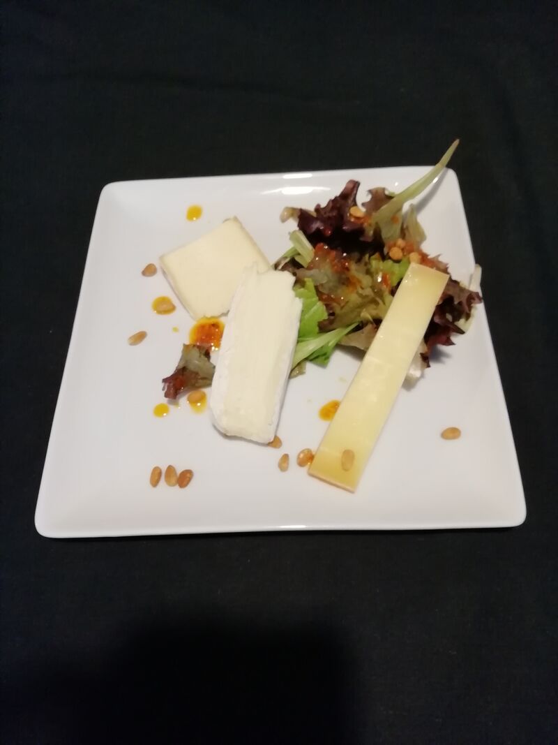 Trilogie de fromages , comté, brie de Meaux, saint nectaire,pousse de salade et vinaigrette de tomates confites