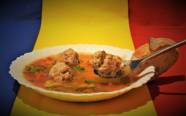 Ciorba de perisoare 6,00 €Soupe de boulettes