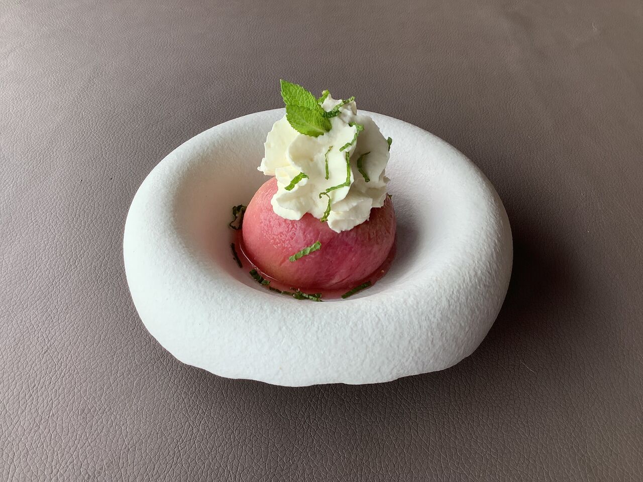 Pêche rôtie chantilly menthe