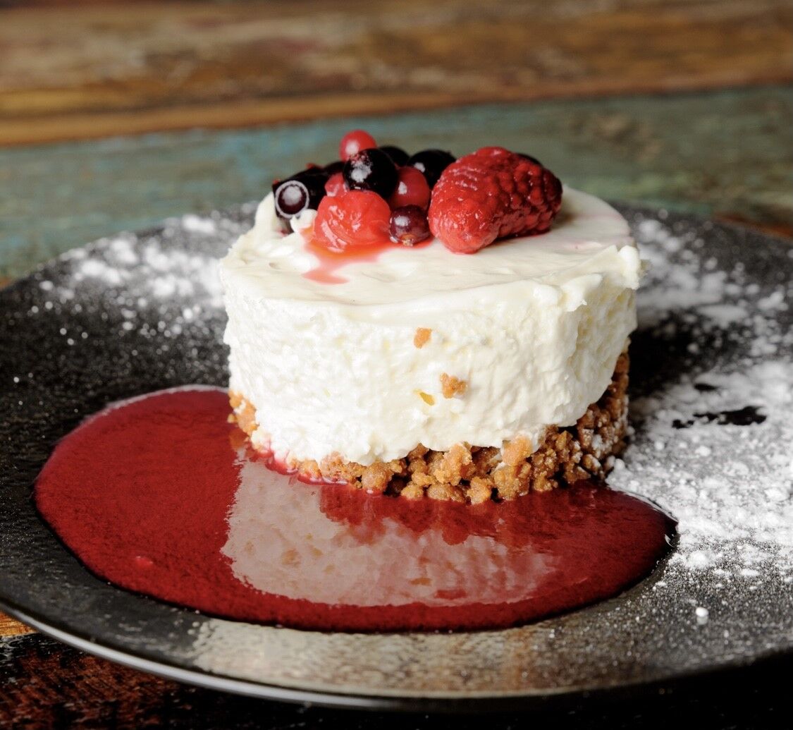 le cheesecake au coulis de fruits rouges