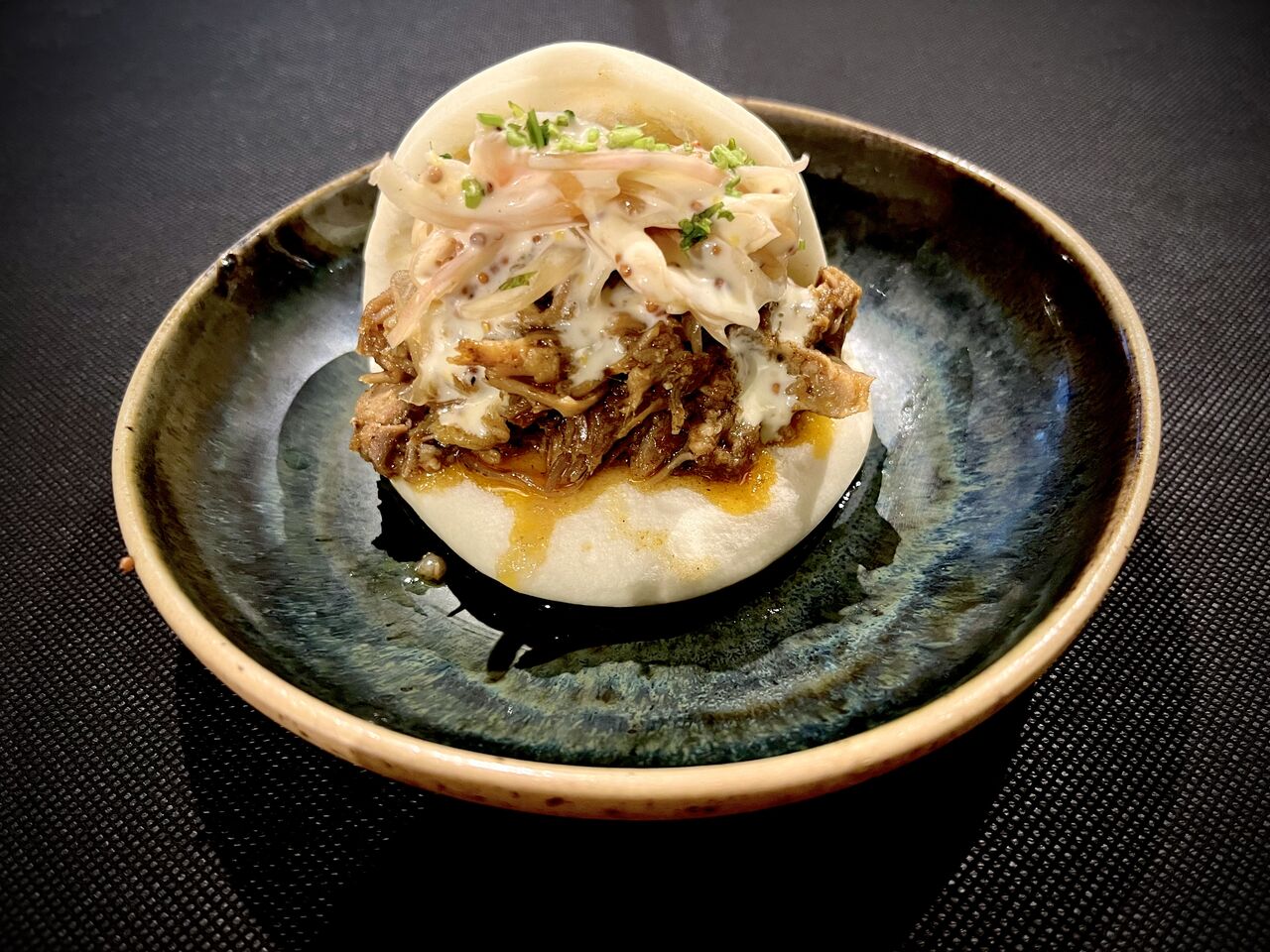 Bao de pulled pork con cebolla encurtida 