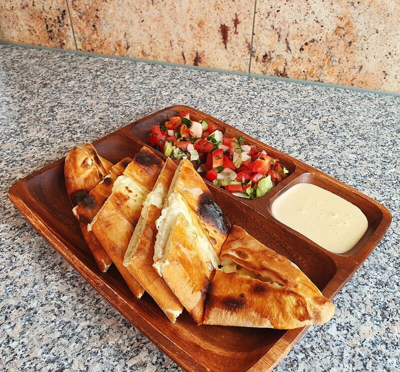 Pide (Schiffchen) mit Käse, Salat und Salatsoße