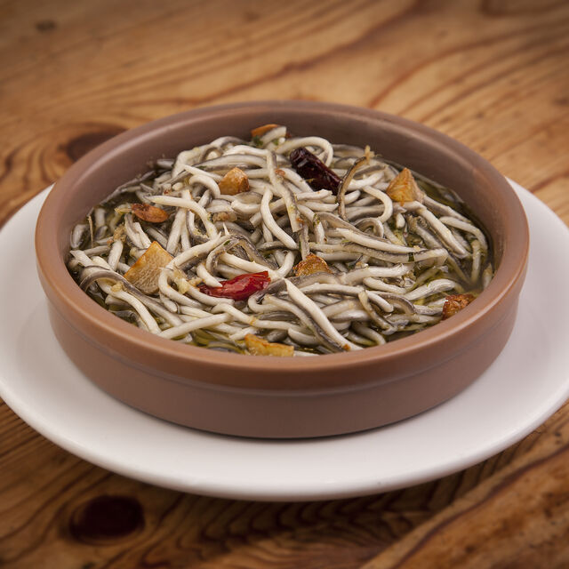 Gulas al ajillo en cazuela.