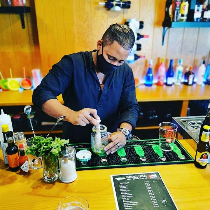 Te invitamos a Sevicuba para que degustes nuestros cocteles tropicales teniendo por excelencia el buen mojito cubano