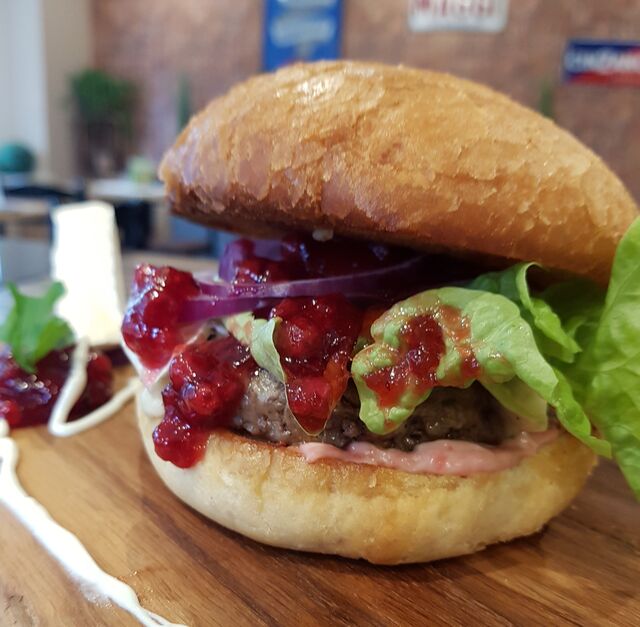 Waldburger
Mit würziger Camembert und Preiselbeeren 