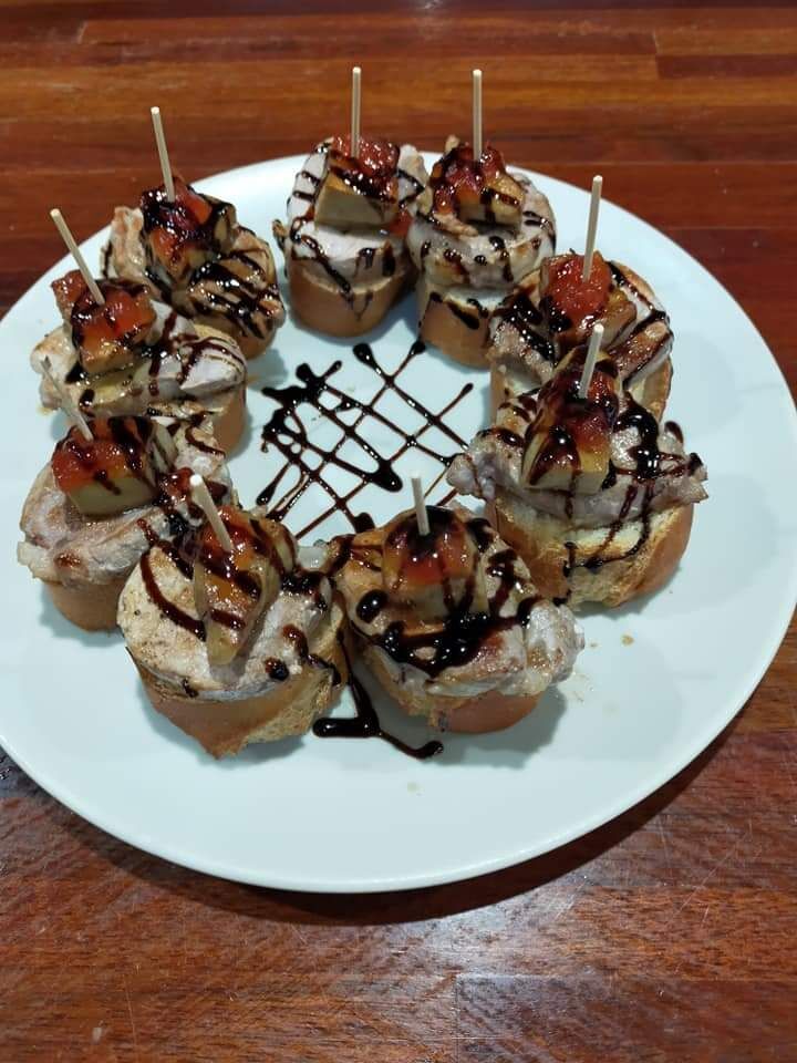 Solomillo de cerdo con fua, reducción de Pedro Ximenes y mermelada de tomate.